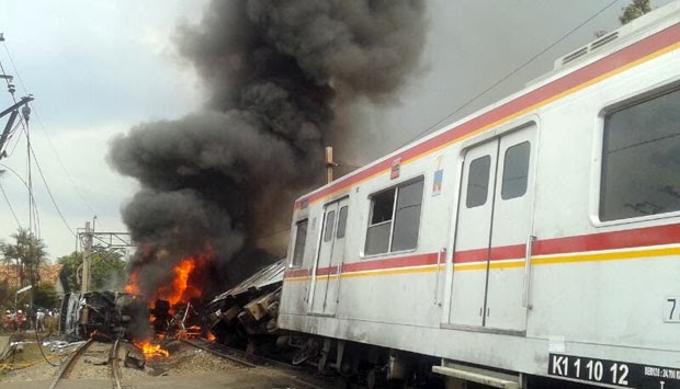 DETIK DETIK KECELAKAAN KERETA API BINTARO MELEDAK