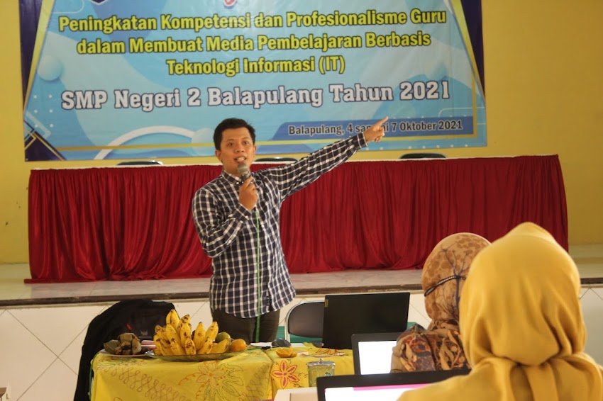 Pelatihan Pembuatan Media Pembelajaran yang menarik di SMP N 2 Balapulang Tahun 2021