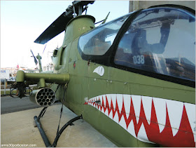 Helicóptero de ataque Cobra en el Battleship Cove