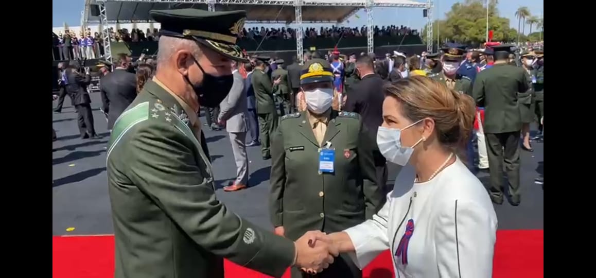 Mara Rocha é condecorada com Medalha do Exército Brasileiro