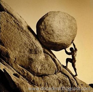 homem carregando pedra