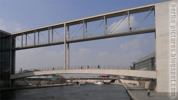 Marie-Elisabeth-Lüders-Steg aka "Gehobene Beamtenlaufbahn" crossing the river Spree between Mitte and Tiergarten