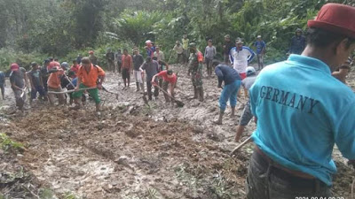 TNI dan Warga Gotong Royong Benahi Jalan Poros Mowewe - Uluiwoi