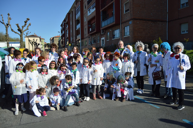 bajada de disfraces en las fiestas de Lutxana