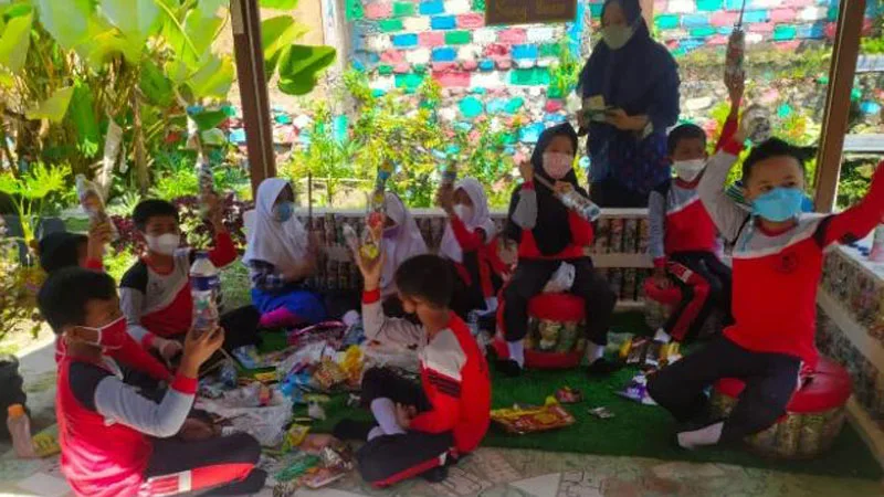 Keren, Siswa di SD Ini Sulap Sampah Jadi Ecobrick atau Bata Ramah Lingkungan