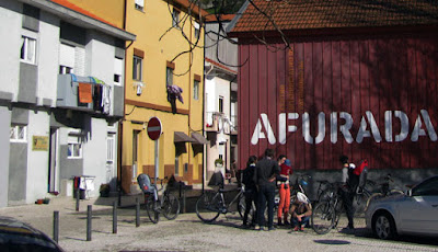 Turistas de bicicleta em frente ao Centro Interpretativo da Afurada