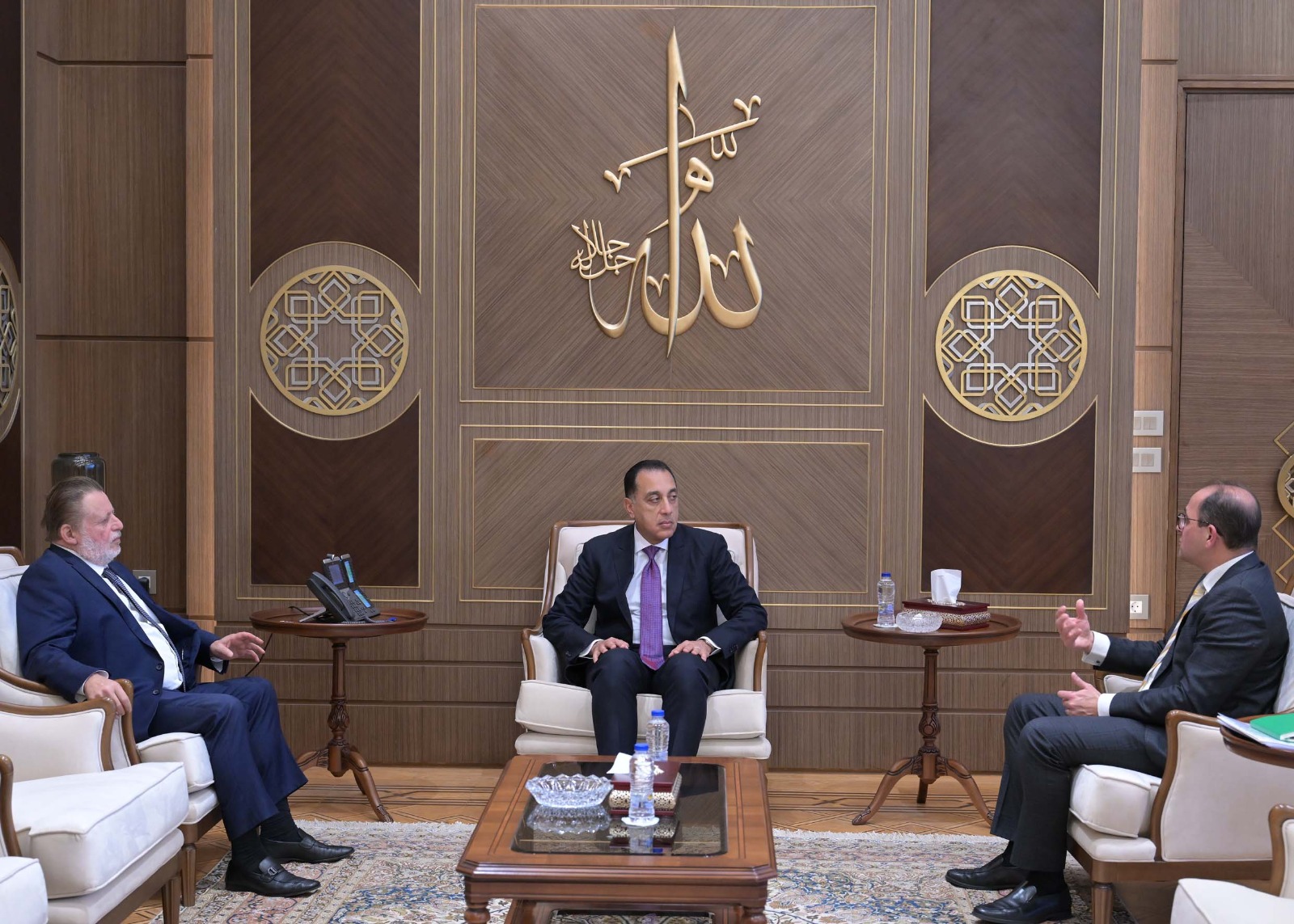 رئيس الوزراء يجتمع مع محافظ البنك المركزي ووزير المالية لاستعراض عدد من الملفات المهمة