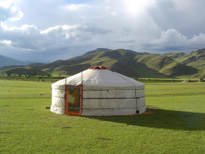 William Coperthwaite memperkenalkan versi modern dari yurt ke Amerika Serikat, setelah membaca sebuah artikel di majalah National Geographic dengan gambar gers Mongolia.