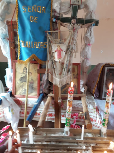 Ich bin zum Kreuzerhöhungsfest in das Bergdorf Ocke Orko de Quillacas gefahren. Es liegt herrlich an der argentinischen Grenze. Über 100 Gläubige aus der Region haben sich versammelt.