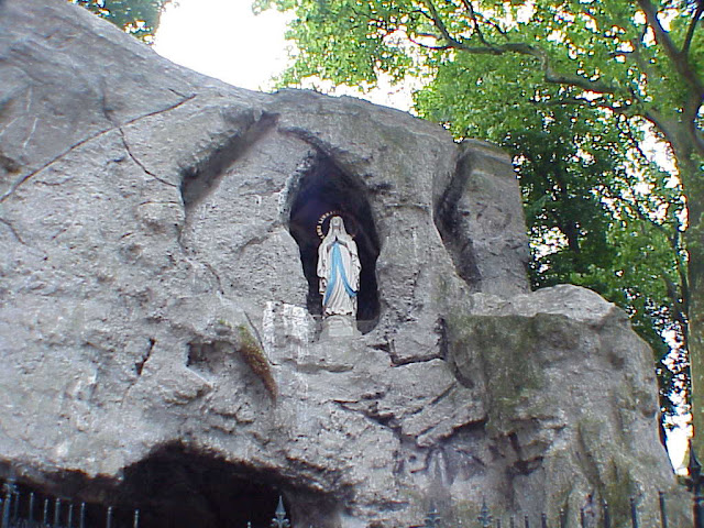 Lourdes Grotto replica, Katwijk (NL), photo by Robert van der Kroft, Sony Mavica Floppy Disk Digital Camera