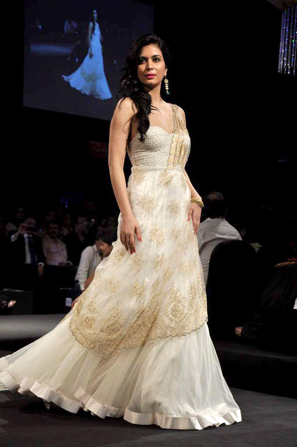 SHE FASHION CLUB: White Indian Bridal Dresses