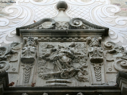 Relleu de la verge a la portalada barroca de l'església de Santa Maria. Autor: Carlos Albacete