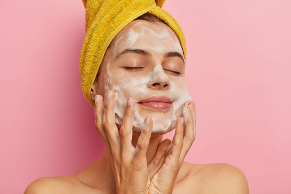 Quy trình 7 bước skincare trị mụn đầu đen chuẩn spa