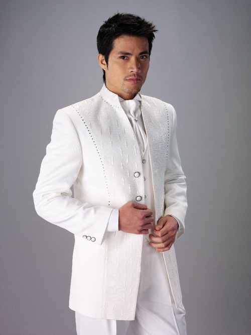 The groom's suit or tuxedo should vary slightly from his attendants' so that
