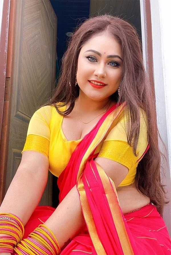 Priyanka Pandit hot bhojpuri actress saree