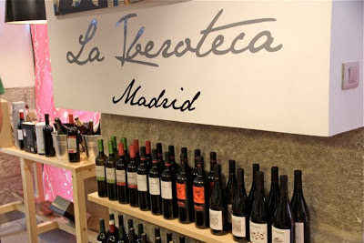 SELECCIÓN DE VINOS EN LA TIENDA GOURMET DE LA IBEROTECA DE MADRID