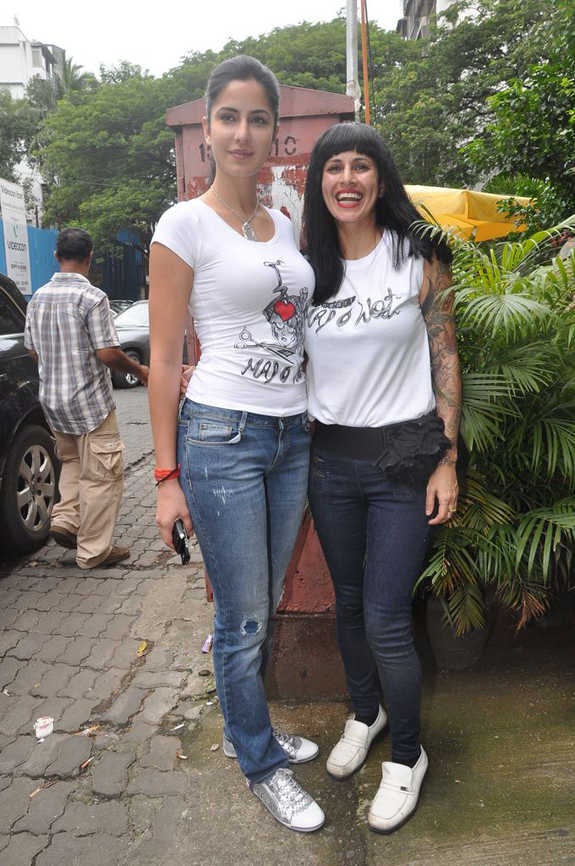 katrina kaif Jeans & t-Shirt Salon Look Mere Brother Ki Dulhan