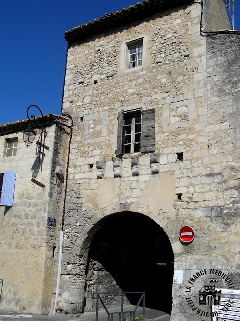 SAINT-PAUL-TROIS-CHATEAUX (26) - Les Remparts !