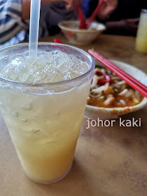 Kim Laksa in Nan Guang Coffee Shop in Balik Pulau, Penang 金叻沙