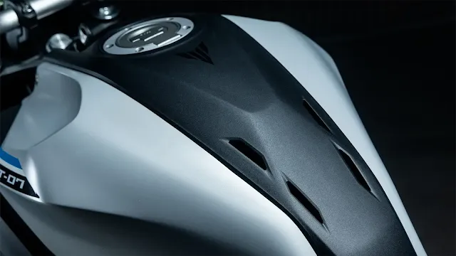 Yamaha MT-07 estará disponible en tres esquemas de color: Azul, Gris Oscuro/Negro, y Gris Claro