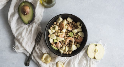 Insalata di ceci, avocado, gamberi e mela verde