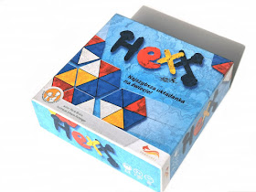 na zdjęciu pudełko gry Hexx, kwadratowe w kolorze niebieskim z napisem Hexx i ilustracjami kart z gry