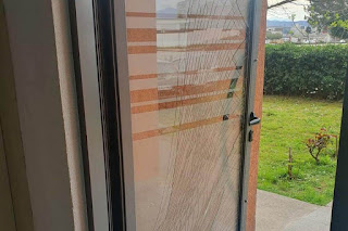 Разбитая стеклянная дверь