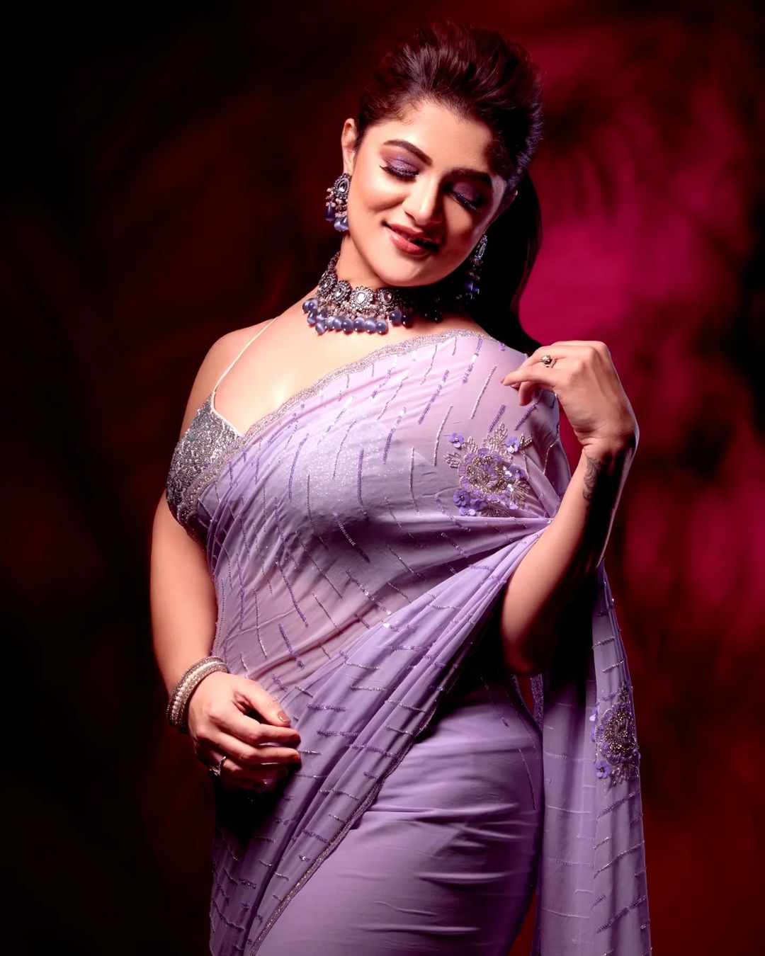 Srabanti Chatterjee looks stunning and sexy in saree; See the pictures