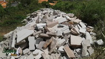 Pedra para escada de pedra do tipo rachão de granito tipo cantoneira de pedra com tamanhos variados de pedra e com cores variando podendo ser a escada ser feita com o lado liso da pedra, o lado serrado da pedra ou podendo de usado o lado do corte manual da pedra.