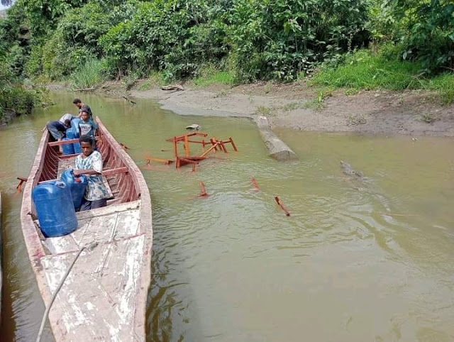 Salah Paham  Dana Kampung, Warga Buang Meja Belajar SD Negeri Aurina ke Sungai