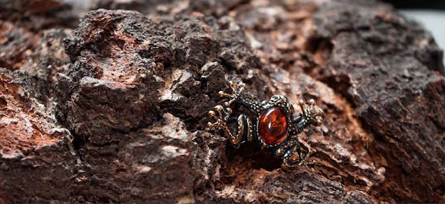 Брошь-лягушка из янтаря и бронзы на камне, представитель живых ископаемых.
