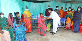 टीकाकरण कार्य का KANKER कलेक्टर डॉ. प्रियंका शुक्ला ने किया निरीक्षण,  बाजार पहुंचकर दुकानदारों एवं ग्रामीणों को टीकाकरण कराने किया प्रोत्साहित