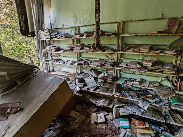 Curiosidade: Biblioteca escolar abandonada na cidade fantasma de Pripyat, Ucrânia