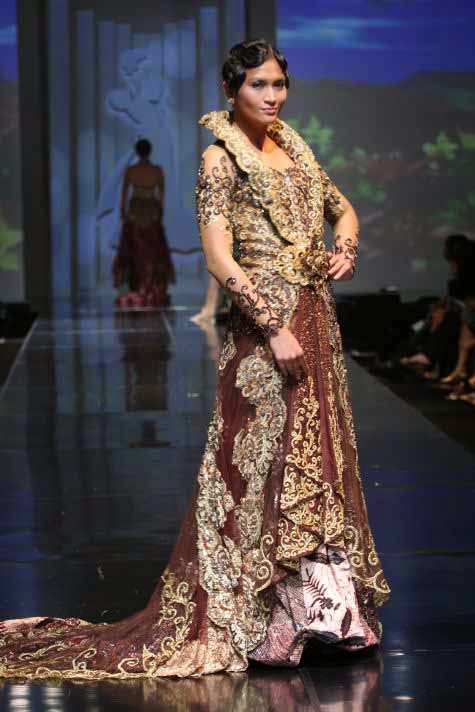 10 Desain Kebaya  Panjang  Ekor  yang Menawan gebeet com