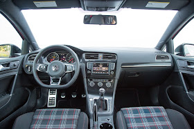 Interior view of 2017 Volkswagen Golf GTI