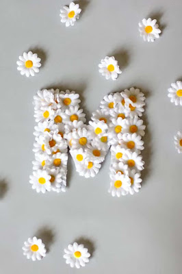 حرف M بزهور بيضاء شيك جداً