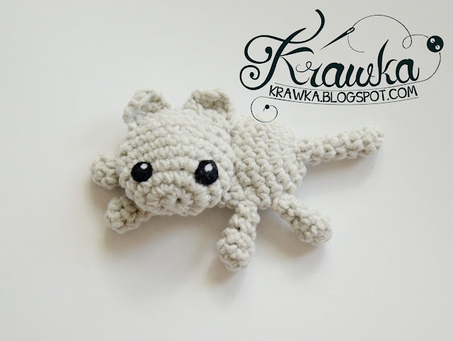 Krawka: Grey cat, white kitten, brooch and hairpin free crochet pattern.