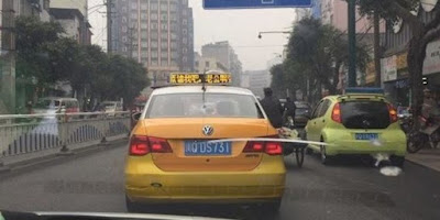 BUAT ISTRI NGAMBEK, SANG SUAMI SEWA 1000 TAXI BERISI IKLAN PERMINTAAN MAAF