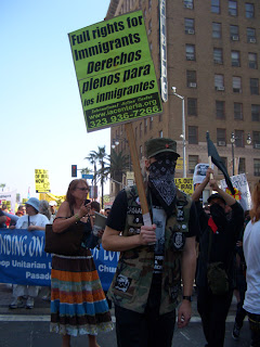 Photo: sign saying, "Full rights for immigrants; Derechos plenos para los immigrantes"