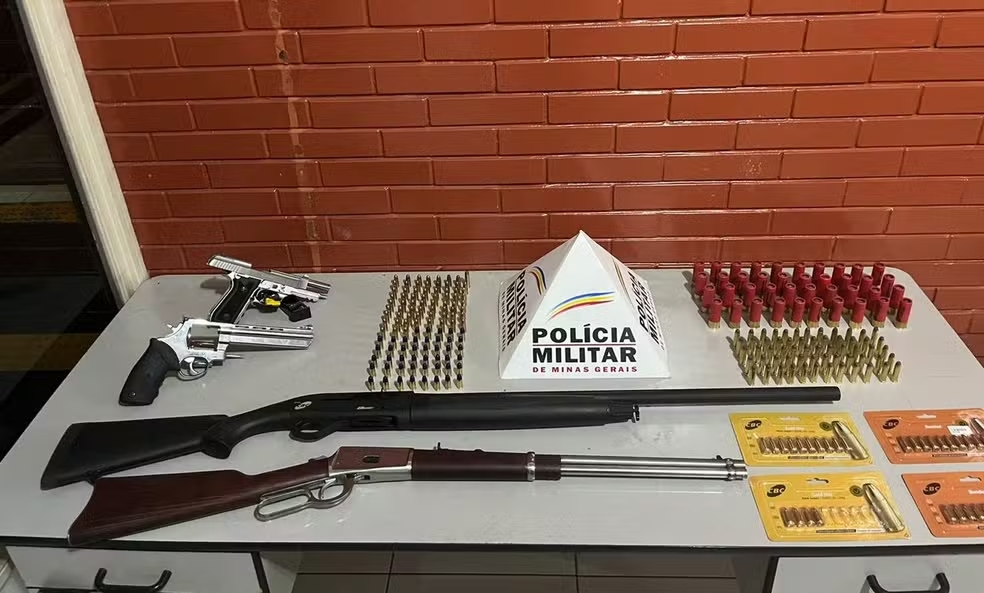 Fuzil, munições e outras armas são apreendidos em fazenda