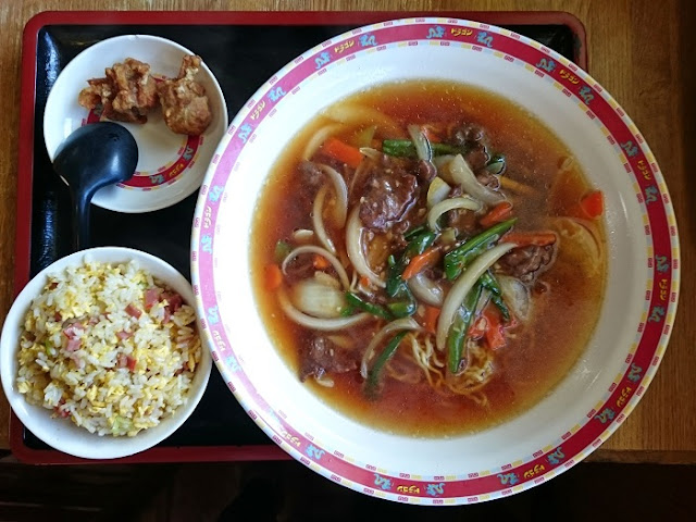 牛肉ラーメンと半チャーハンの写真