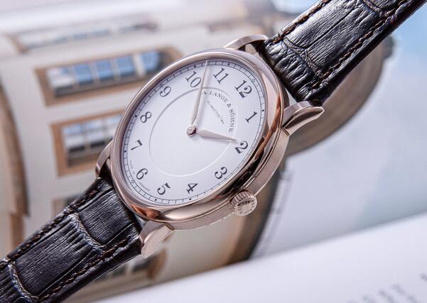 Guide de Réplique Montres A. Lange & Söhne 1815 Thin 18K Honeygold Hommage à F.A. Lange 1