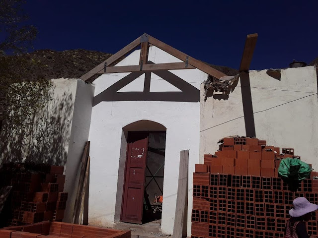 Wir liegen gut im Plan bei der Renovierung der Kapelle in Zapatera Bolivien