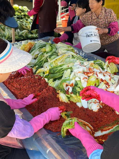 la preparazione del kimchi per l'intero anno: un rito coreano di condivisione e comunità