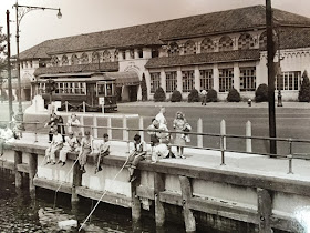 Black and white postcard of Lundy Brothers Restaurant in 1950