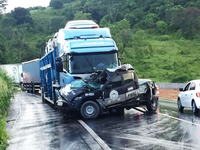 COLISÃO FRONTAL DE CARRETA E VIATURA DO PELOPES DE ALAGOAS DEIXOU TRÊS POLICIAIS MORTOS