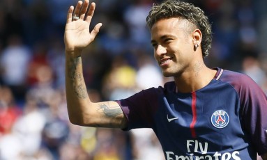 Neymar é aclamado no estádio do PSG, mas não pode jogar no sábado
