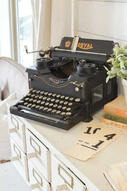 Additionally, typewriters and old home telephones will also help you achieve a magnificent look in this decoration.