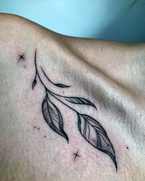 80 tatuagens de folhas para as mulheres que amam a natureza