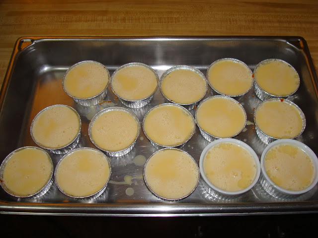 PORCIONES: 15 POCILLOS DE ½ TAZA INGREDIENTES PARA EL CARAMELO 1½ tazas de azúcar granulada 1/3 taza de agua  Aceite para engrasar los moldes PREPARACIÓN Engrase los moldes Caliente bien la sartén y ponga el azúcar a derretir. Cuando vea los costados derritiéndose agregue el agua continúe hasta que el azúcar se caramelice. Tenga cuidado que no se queme. Cuando está casi completamente derretida retire la sartén del fuego y siga revolviendo hasta que se derrita. Reparta el caramelo entre los 15 pocillos. Cuidado con quemarse. INGREDIENTES PARA EL FLAN 1 litro de leche 2 cucharaditas de extracto de vainilla. Si desea use vainilla fresca que tiene mejor sabor. 1 taza de azúcar granulada 10 huevos enteros 5 yemas de huevo PREPARACIÓN Precalentar el horno a 400° F - 204° C. Ponga una olla con agua a hervir. Poner a hervir la leche en una olla. En un recipiente redondo mezclar bien el azúcar con los huevos y vainilla. Agregar la leche de a poco y revolver al mismo tiempo para que los huevos no se cocinen y queden grumos de huevo en el flan. Poner el líquido en los pocillos acaramelados pero a través de un colador por si hay algunos grumos.Poner todos los pocillos en una bandeja de unos 6 cm de profundidad.  Poner el agua hirviendo entre los pocillos hasta que cubra ¾ de la bandeja. Poner a cocinar en el horno en la parte del centro por unos 35 minutos aproximadamente. Hasta que al hacer contacto con los dedos en la parte superior se sienta firme. Una vez cocinados retirar el flan del agua caliente y enfriar.  Servirlos invertidos en un plato.